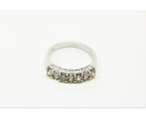 A white gold ring mounted with brilliants champagne 0.93ct and  white 0.13ct G. 750/000, size 17 1.2, w. 3.6gr.Witgouden fant