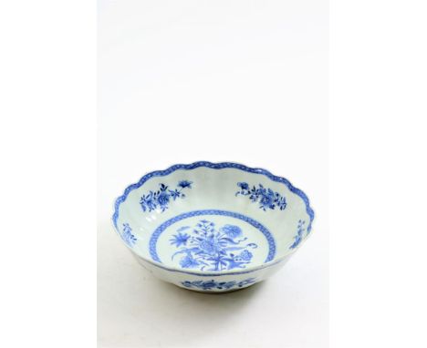 Porcelain Kangxi bowl with decor of flowers, China 18th century,  h. 8, diam. 26 cm. (chips and hairline)Porseleinen schaal m