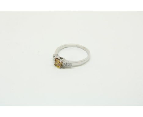 White gold ring mounted with (labgrown orange yellow) brilliant  0.57 ct., 0.70ct G., W. 2.9GR., SIZE 17 1.4, 750/000Witgoude