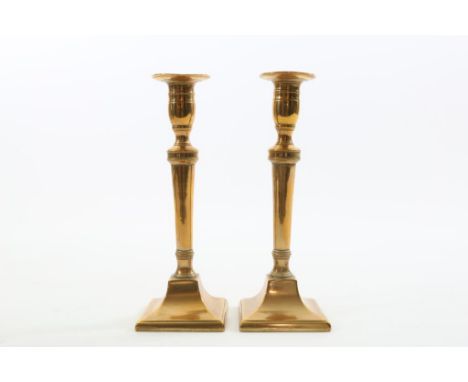 Pair of 2 brass 1-light candlestick holders, Flanders 19th  century, h. 24 cm.Stel messing 1-lichts kolom kandelaars, rustend