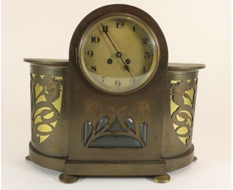 Art Deco mantel clock in copper openwork case, ca. 1925, h. 39, w. 45, d. 14 cm.Art Deco pendule in koperen ajour gesneden ka