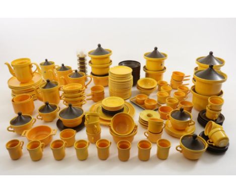 Extended ceramic service Laren, in yellow and brown, Exc.  Driehoek Huizen, ca. 1969-1976. Div. Dim. Div. Qual.Uitgrebreid aa
