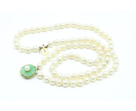 a Cultive pearl necklace, (ca. 10 mm.) with gold locket, l. 34  cm.2 rijig cultive zoetwater parelcollier (grootte parel ca.1