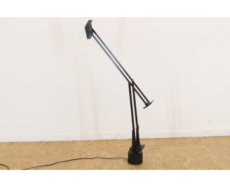 Black metal design desk lamp with movable arm, marked at bottom: Richard Sapper, model Tizio for Artemide, Milan.Zwartmetalen