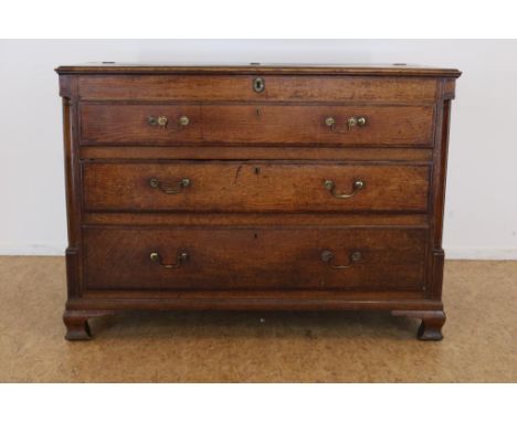 Oak commode with 2 drawers and 1 fake drawer, foldable top,  England ca. 1800, h. 100, w. 140, d. 63 cm.Eiken commode met 2 l