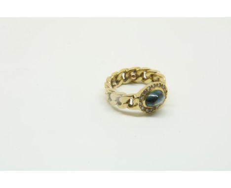 Yellow gold ring with cabochon-cut sapphire, and diamond, w. 9  gr.Gouden gevlochten ring bezet met cabochon saffier en diama