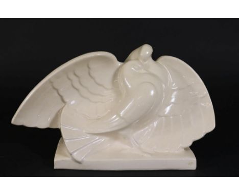 Cream ceramic Art Deco molding as 2 pigeons, marked Workhouse Leslie Roberts, h. 22 cm.Creme keramiek Art Deco vormstuk als 2