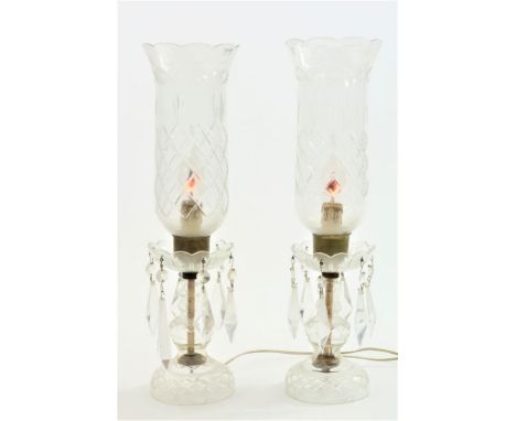 A pair of chrystal 1-light table lampsStel kristallen geslepen 1-lichts tafellampen, voorzien van  pegels