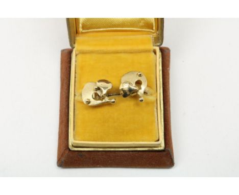 A pair of earrings.Stel gouden oorstekers, vermoed. Anneke Schat, (ontwerpster van  de gouden Televizier ring)