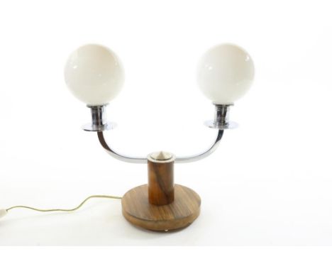 Art Deco table lamp on wooden basement. h. 38cm.Art Deco tweelichts tafellamp op houten basement. h. 38 cm.