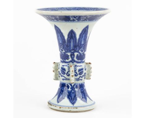 A Chinese Beaker vase, blue-white, Kangxi or Yongzheng period.&nbsp;Condition report: - Missing a piece on the side.&nbsp;- S