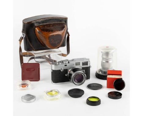 Leica, model M2, an analog photocamera.In an original leather case, marked Leica.&nbsp;Added two Ernest Leitz GmbH Wetzlar le