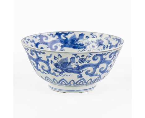 A Chinese bowl with dragon decor, Blue-White decor, Kangxi period.On the base with a 6 caracter Chenghua mark, Kangxi period.