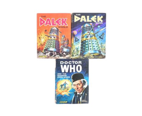 Doctor Who - x3 original vintage 1960s early Dr Who annuals comprising: Doctor Who And The Invasion From Space (1966), The Da