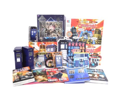 Doctor Who - a collection of assorted memorabilia and items to include: board games (Dalek Operation), vintage 1978 Dr Who An