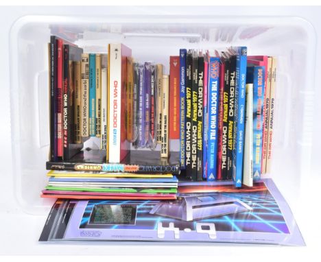 Doctor Who - a large collection of assorted vintage annuals and books. To include: 1980 annual, Dalek Omnibus Annual, 1977 An