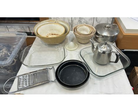 Selection of vintage kitchenalia to include large mixing bowls, stainless etc