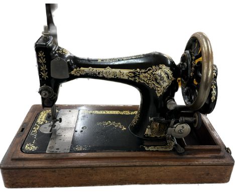 Vintage cased singer sewing machine, untested