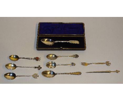 A collection of 19th century and later silver teaspoons, of varying designs to include a cased Scottish silver engraved teasp