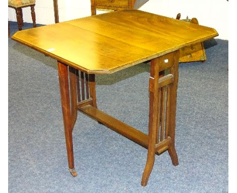 An Edwardian mahogany and satinwood inlaid crossbanded Sutherland table, raised on shaped supports with ceramic castors, 68cm