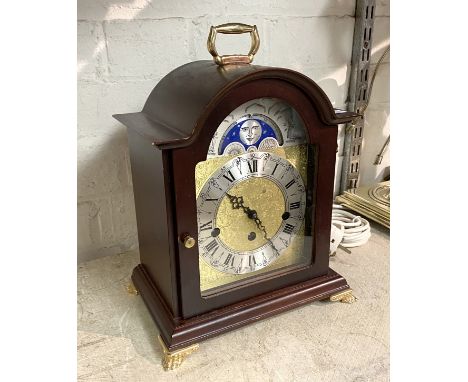 MAHOGANY CASE CHIMING MANTEL CLOCK (WITH KEY)