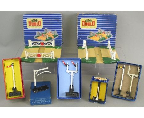 Hornby Dublo, ED3 Junction Signal, Single Arm Signal - Home no.5065, Colour Light Signal - Single no.5045, D1 Loading Gauge a