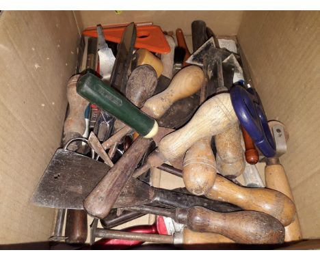 A box of decorating tools 