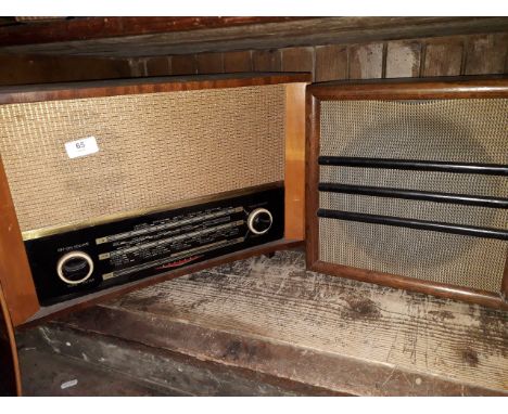 A Defiant vintage radio with separate speaker 