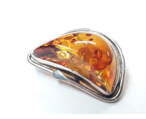 An Art Nouveau style amber pendant brooch, indistinctly marks, length 35mm. 