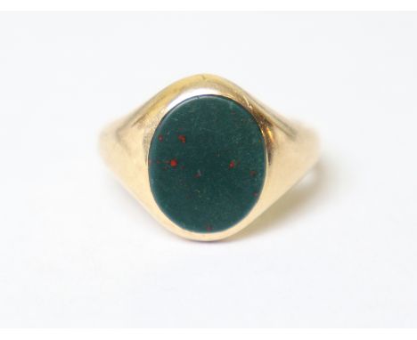 A 9ct gold signet ring set oval bloodstone matric, size P, 6.9g.