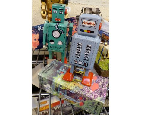 Boxed Lilliput robot and a boxed tin plate robot