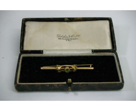 A Vintage yellow gold brooch 9ct set with a green Peridot.