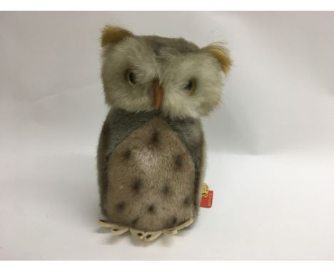 A vintage 1960s/70s Steiff owl.