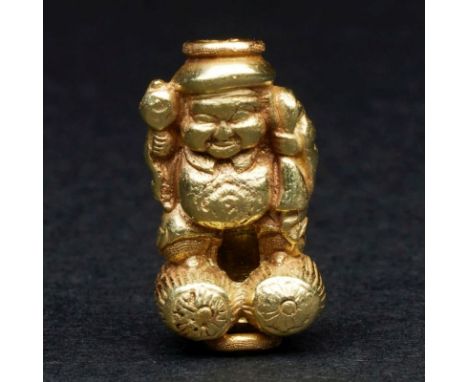 Ojime / NetsukeJapan, Edo, 19. Jahrhundert. - Hotei - 700er Gold. H. 2,2 cm. Gew.: 11,89 Gramm. Leichte Alters- u. Gebrauchss