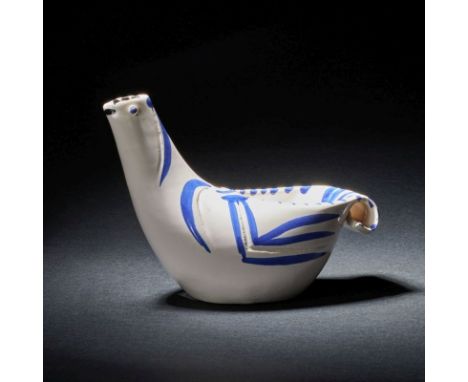 Krug - "Sujet colombe", 1959Pablo Picasso 1881 - 1973 Keramik. Weißer Scherben, weiß glasiert mit blauer und schwarzer Engobe
