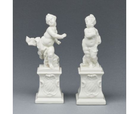 Putto im eiligen Lauf und Putto als Flora auf PostamentStaatliche Porzellan-Manufaktur, Nymphenburg ab 1923.Weißporzellan, gl
