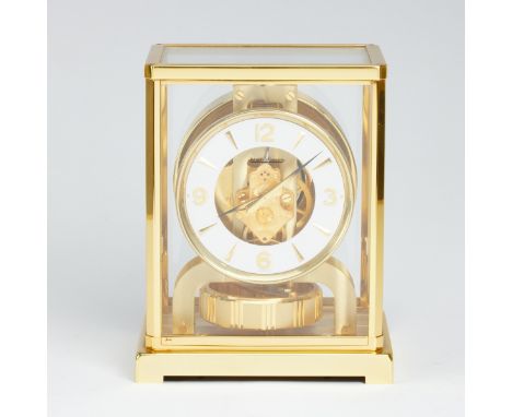 Atmos TischuhrJaeger-LeCoultre/Schweiz. Messing/vergoldet. 22,3 x 18  x 13,8 cm. Arabische Ziffern. Werk u. Funktion ohne Gew
