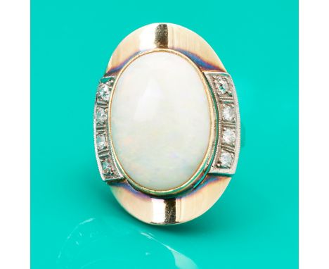 OpalringMid-Century 585/- Gelbgold, gestemp. Gewicht: 7,9 g. 1 Opal im Cabochonschliff (1,8 x 1,3 x 0,57 cm). 8 Diamanten zus