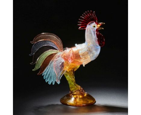 Hahn auf bernsteinfarbigem SockelMurano. Sockel: bernsteinfarbiges Glas - Hahn: Korpus aus farblosem Glas mit orangen, hellbl