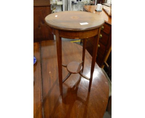 Edwardian mahogany wine table, boxwood stringing and parquetry inlay, on square tapering legs and a ceramic firescreen (2) 