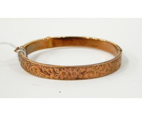 9ct gold hinged bangle with floral engraved decoration, approx. 8.7g 