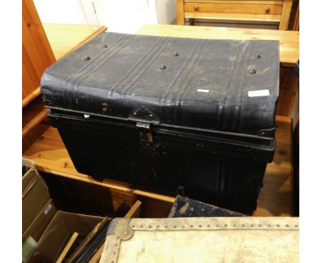Tin trunk containing a quantity of materials, remnants, sheets, curtains, etc. 