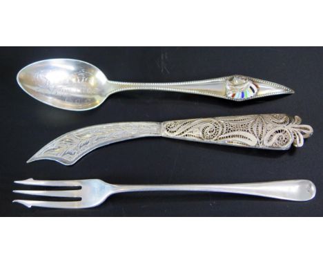 An American sterling silver souvenir spoon 'Colorado Springs' and English silver pickle fork and a filigree handed knife, tot