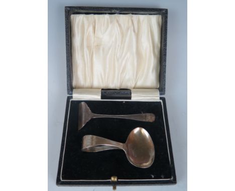 An Edward VIII silver christening set, maker J S &amp; S, Birmingham, 1936, includes spoon and pusher, cased,  , 1.01ozs 