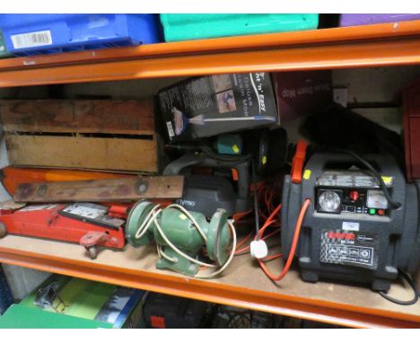 A QUANTITY OF ELECTRIC GARDEN TOOLS ETC TO INCLUDE A HEDGE TRIMMER, TROLLEY JACK, BENCH GRINDER ETC