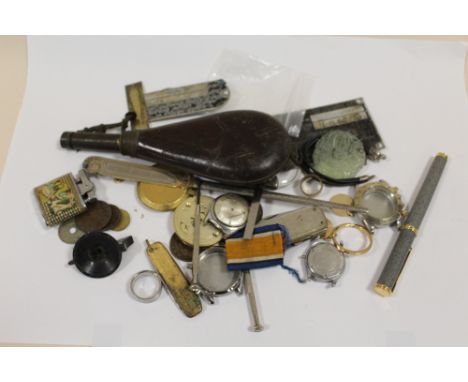 A BAG OF VINTAGE AND ANTIQUE COLLECTABLES TO INCLUDE WATCH PARTS, POWDER FLASK ETC. 