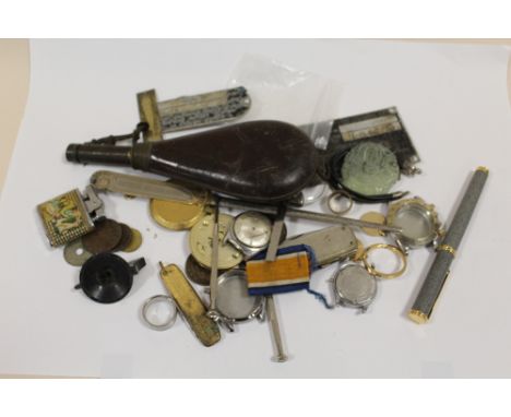 A BAG OF VINTAGE AND ANTIQUE COLLECTABLES TO INCLUDE WATCH PARTS, POWDER FLASK ETC. 