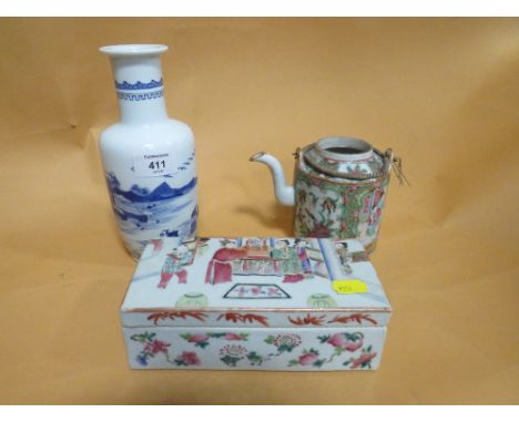 AN ORIENTAL CERAMIC FAMILLE ROSE TEAPOT TOGETHER WITH AN ORIENTAL CERAMIC FIGURATIVE LIDDED PEN BOX AND A BLUE AND WHITE VASE