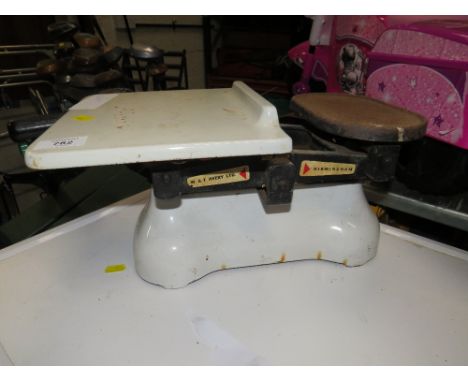 A SET OF VINTAGE AVERY SCALES