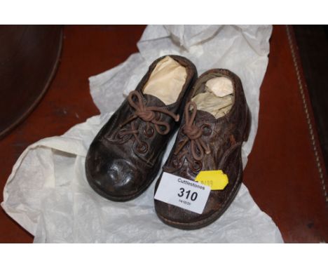 A PAIR OF SMALL VINTAGE LEATHER SHOES